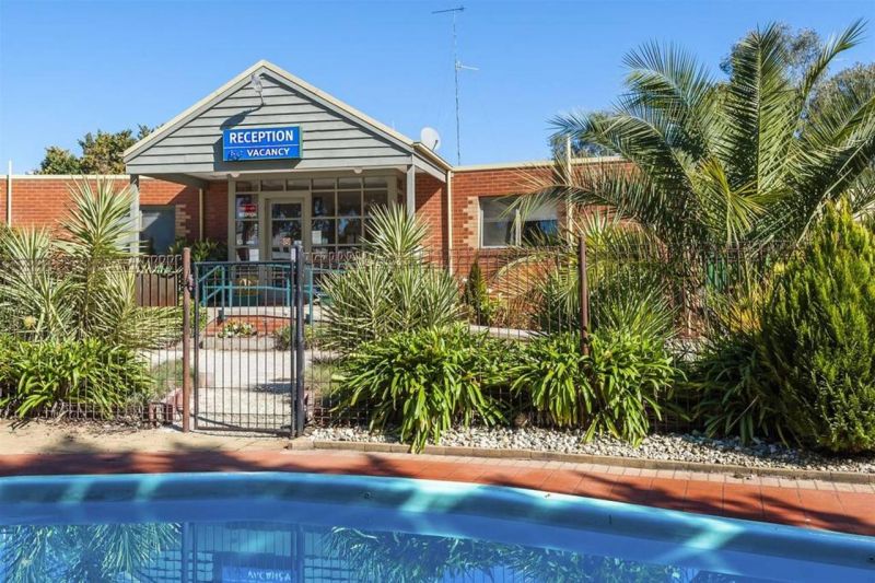 COMFORT INN COACH AND BUSHMANS - Accommodation Redcliffe