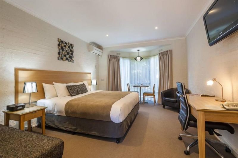 COMFORT INN COACH AND BUSHMANS - Accommodation Find 1