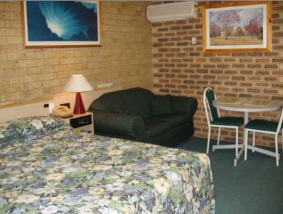 A Settlers Motor Inn - Accommodation Airlie Beach 3