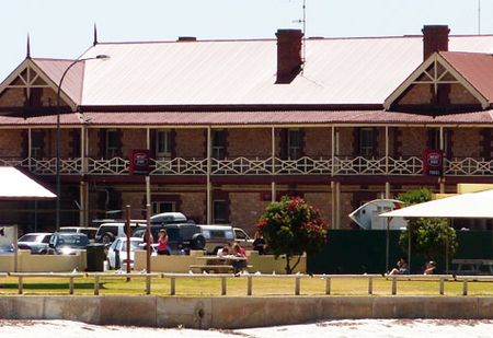 Tumby Bay Hotel And Seafront Apartments - Accommodation Mermaid Beach 2