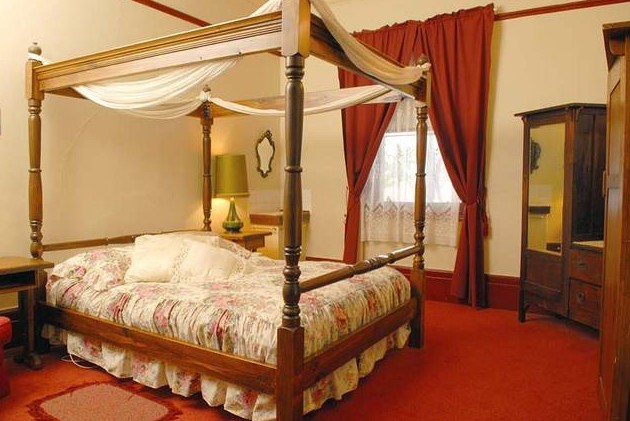 Mickey Bourkes Koroit Hotel - Yamba Accommodation