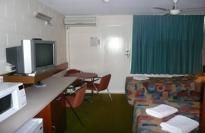 Motel Carnarvon - Accommodation Burleigh 2