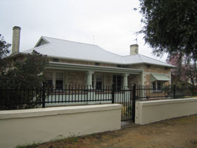 Naracoorte Cottages - MacDonnell House - Carnarvon Accommodation