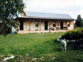 Mt Dutton Bay Woolshed Heritage Cottage - thumb 0