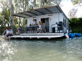 The Murray Dream Self Contained Moored Houseboat - Casino Accommodation