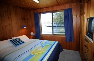 Moving Waters Self Contained Moored Houseboat - Hervey Bay Accommodation 6