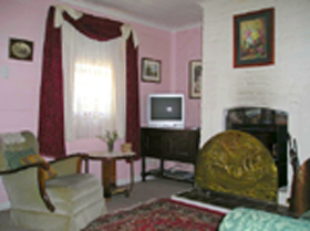 Hollyhock Cottage - Dalby Accommodation