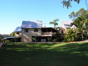 Glasshouse Mountains Ecolodge - Townsville Tourism