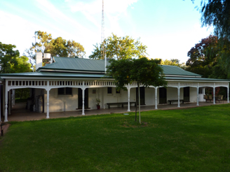 Lake Victoria Station Lodge - St Kilda Accommodation