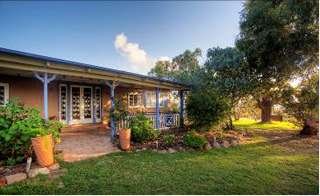 James Farmhouse and Rose Cottage - Yamba Accommodation