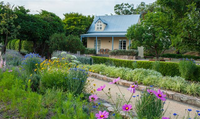 Vineyard Cottages and Cafe - Dalby Accommodation