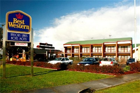 Taylors Lakes Hotel - Redcliffe Tourism