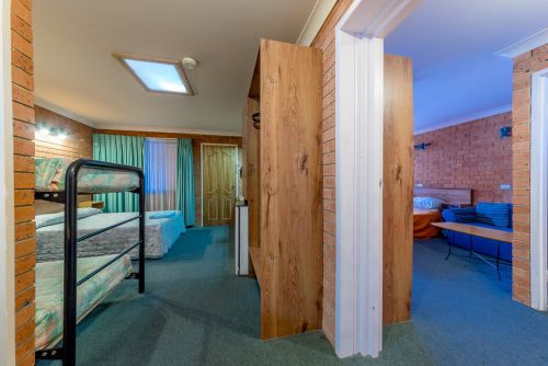 Sapphire Palms Motel - Accommodation Australia 5