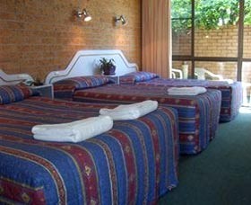 Golden Chain Port O'Call Motel - Accommodation Whitsundays 0