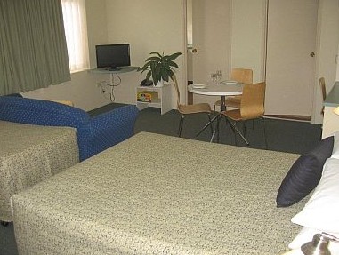 Paramount Motel And Serviced Apartments - Accommodation QLD 2