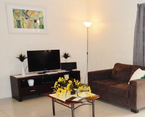 Lucinda Holiday Rentals  - Accommodation Burleigh 5