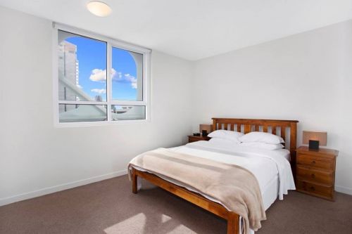 Astra Apartments - Melbourne Docklands - Surfers Gold Coast