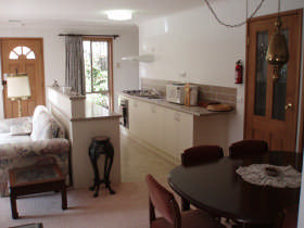 Adrienne's Place On Hill - Accommodation in Brisbane