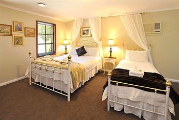 Holly Lodge - Accommodation NT 23