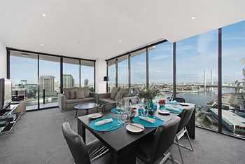 Docklands Private Collection Of Apartments - NewQuay - Accommodation Noosa 7