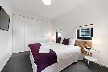 Docklands Private Collection Of Apartments - NewQuay - Accommodation Noosa 11
