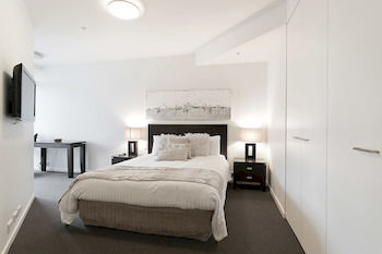 Docklands Private Collection Of Apartments - NewQuay - Accommodation Mermaid Beach 24