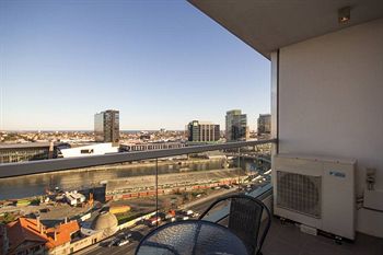 Melbourne Holiday Apartments At McCrae Docklands - Accommodation NT 8