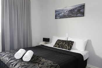 The Lakes Hotel - Tweed Heads Accommodation 25