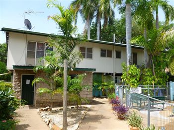 Palm Court Budget Motel Hostel/Backpackers - Accommodation Noosa 2
