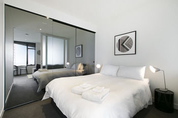 Melbourne Fully Self Contained Modern 1 Bed Apartment 4505A - Accommodation NT 2