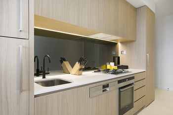 Melbourne Fully Self Contained Modern 1 Bed Apartment 4505A - thumb 5