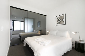 Melbourne Fully Self Contained 1 Bed Apartment 4007 Bek - thumb 2