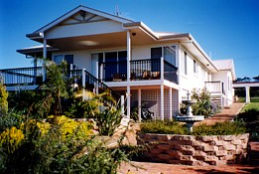Lovering's Beach Houses - The Whitehouse Emu Bay - Tourism Canberra