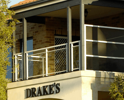 Drakes Apartments With Cars - thumb 2