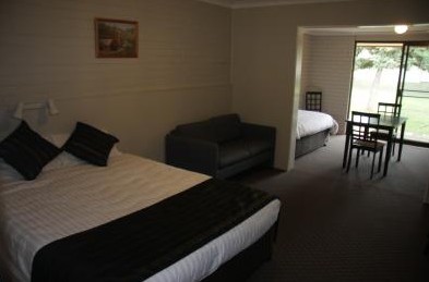 Snowy Mountains Motel - Surfers Gold Coast