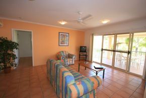 Beach Court Holiday Villas - Accommodation QLD 2
