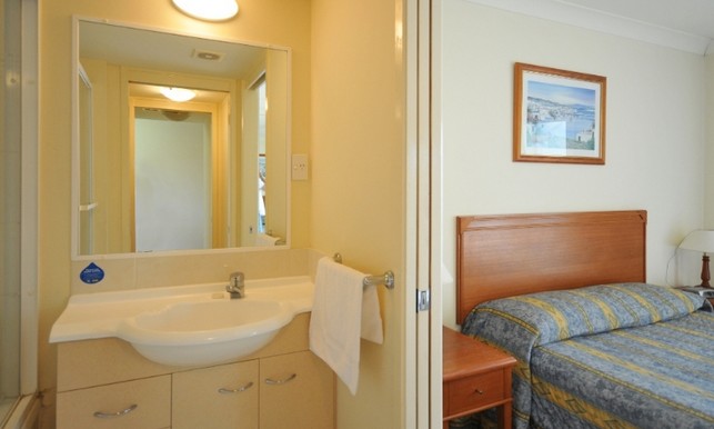 Golden Riviera Beach Resort - Accommodation QLD 4