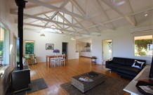 Yellow Dog Cottage - - Accommodation Airlie Beach