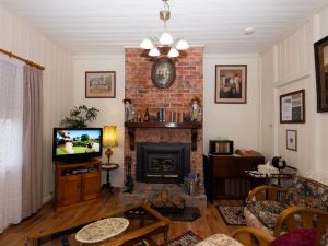 Tenterfield Historic Luxury Cottage - thumb 0