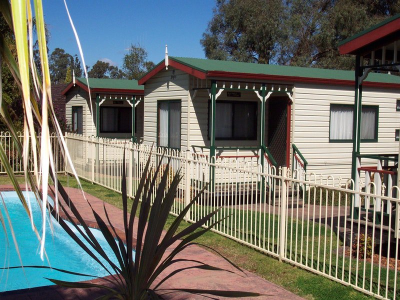 Parkes Country Cabins - thumb 0