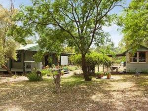 Red Tractor Retreat - Accommodation Cooktown