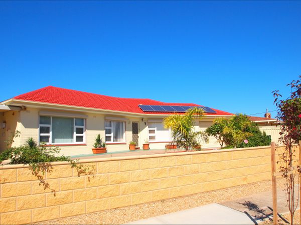 Christies Cottage for holidays and relocations. - Surfers Gold Coast