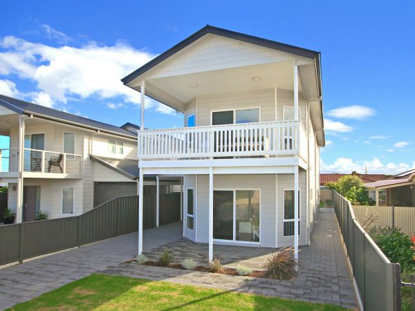 Century 21 SouthCoast White Caps - Accommodation Redcliffe