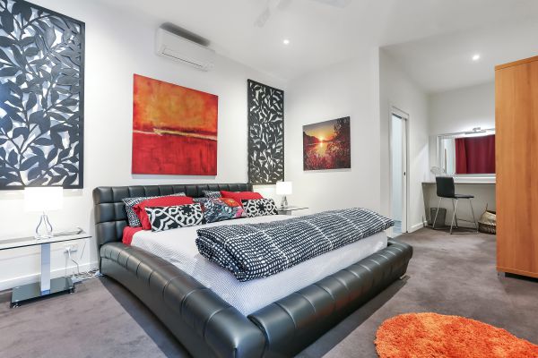 Barossa White House: The West Wing - Accommodation in Surfers Paradise 1