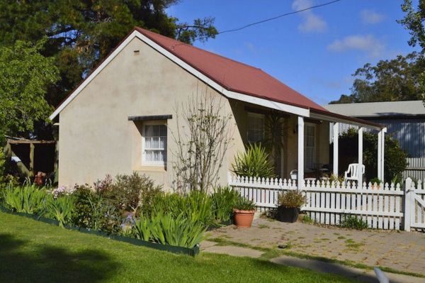 Almond Tree Cottage - Accommodation Melbourne 0