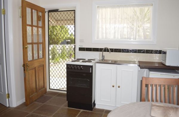 Almond Tree Cottage - Accommodation Redcliffe 2