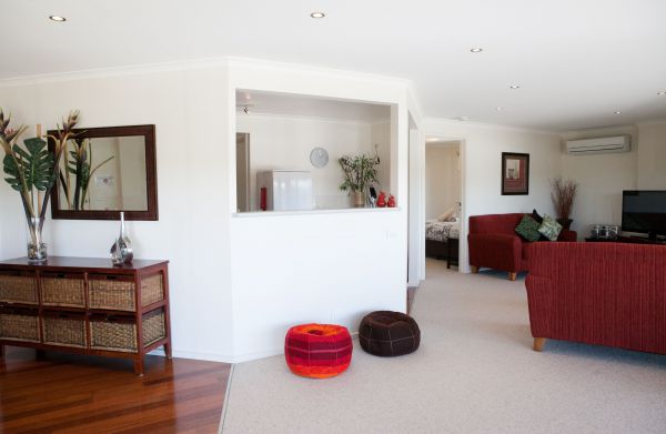 C-Deck Beach House Apartment - Accommodation Redcliffe 5