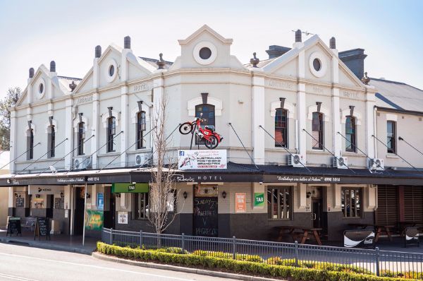 Pedens Hotel - Accommodation Redcliffe