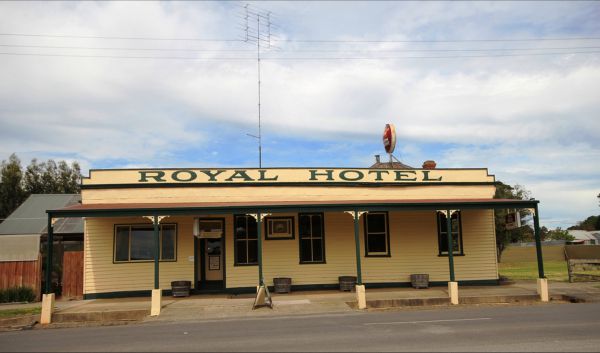 Royal Hotel Snake Valley - Accommodation Mt Buller 0