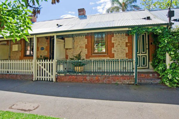 The Lion Cottage - Accommodation Redcliffe 1